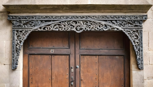 Marquises de Porte Anciennes : Fenêtre sur l'Histoire et l'Artisanat